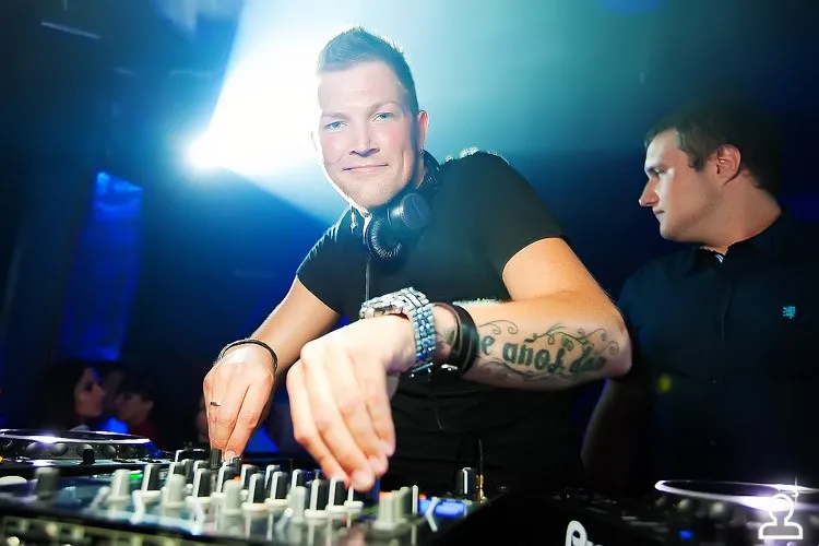 Bastian Van Shield