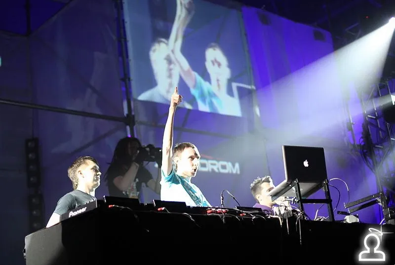 AERODROM: RAVE TERMINAL