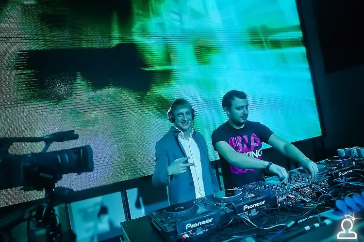 Скоро все изменится / Tom Novy, Christian Burns, Richard Dinsdale