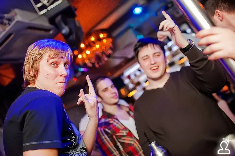 Танцы на барной стойке