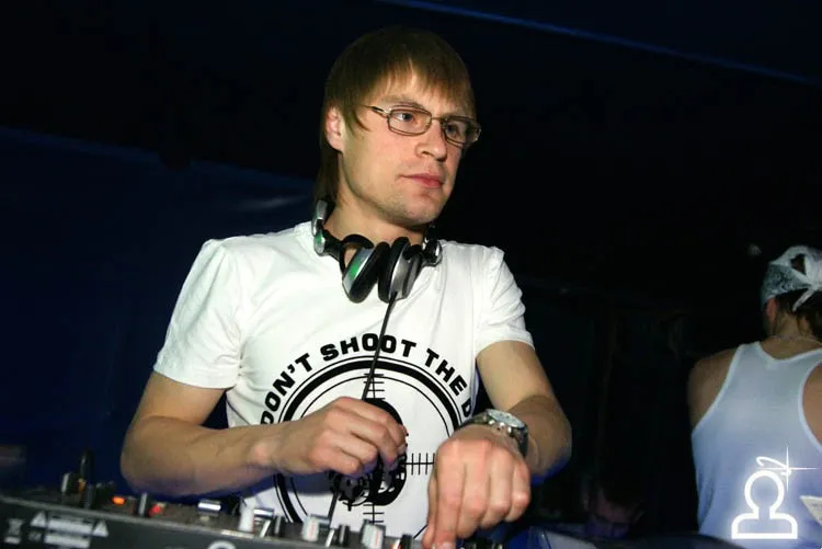 Dj Suhov