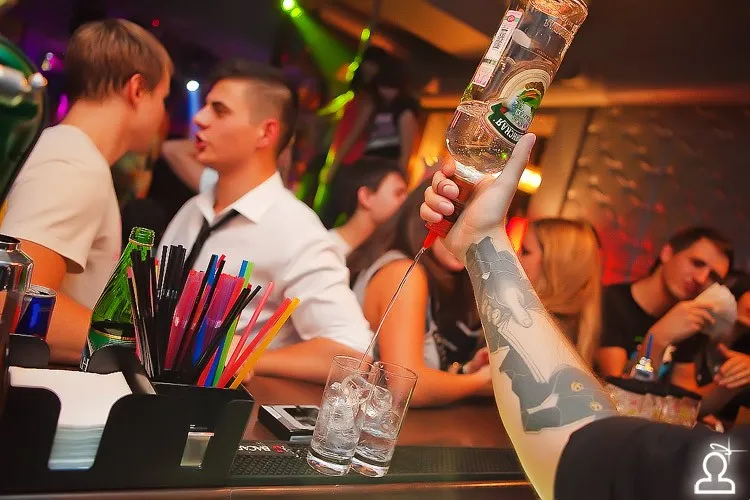 Танцы на барной стойке