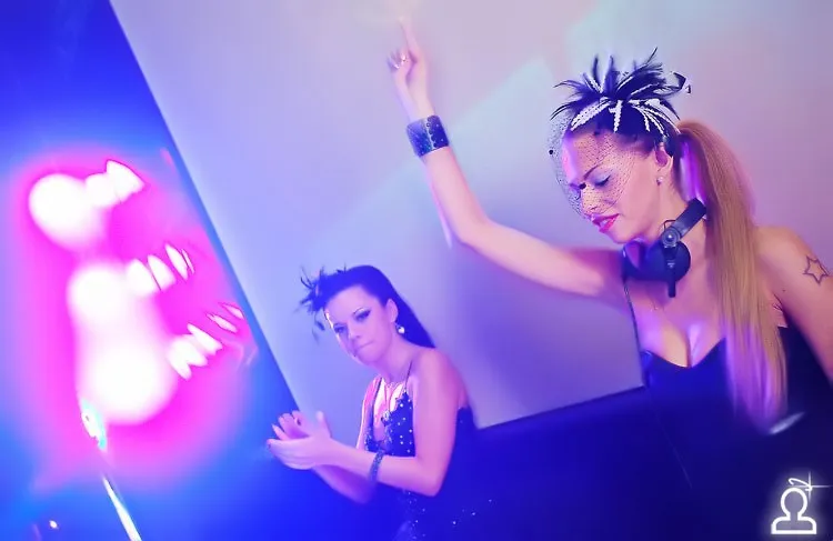 SUMMER JET - DJ She & feat Аdriana