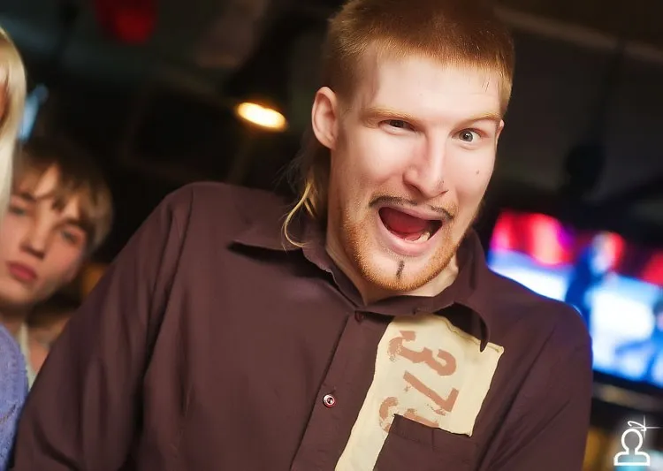 На усах