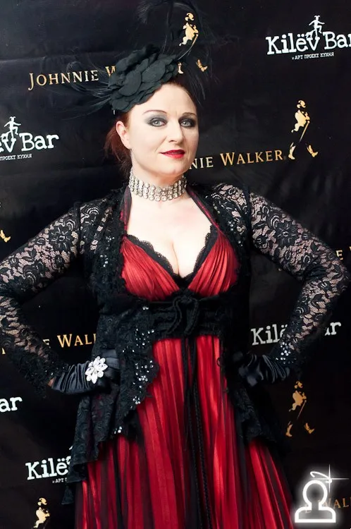 BLACK APPLE / KATHERINE ELLIS