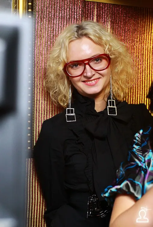 Караоке танцует
