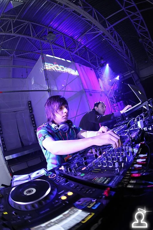 AERODROM: RAVE TERMINAL