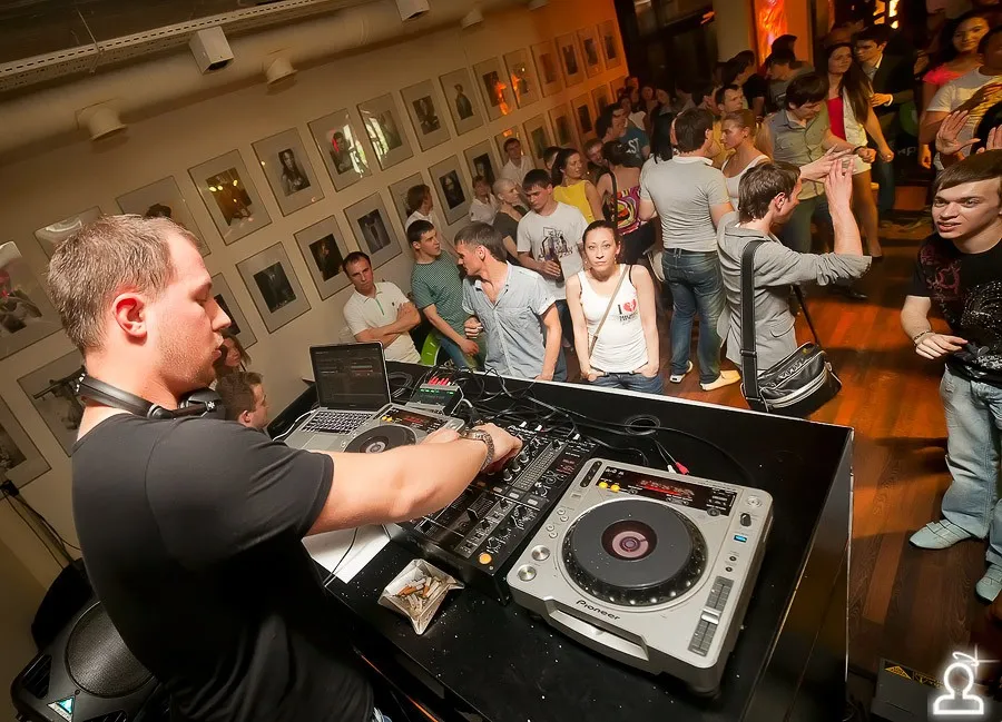 Kris Menace (France) / Re_Play