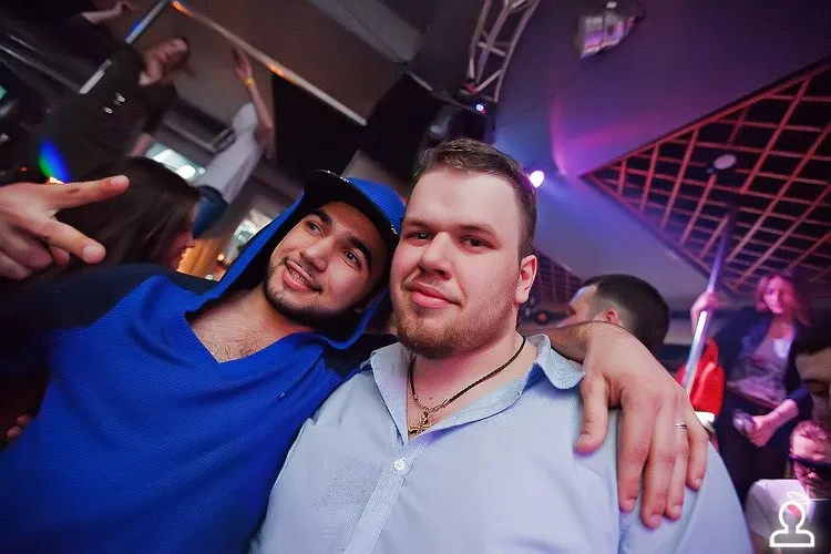 Танцы на барной стойке
