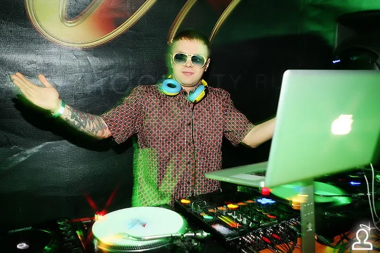 DJ SIMON