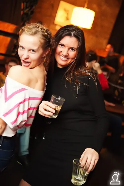 Weekend танцев на барной стойке